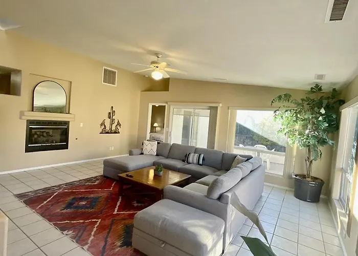 Spacious Pet-friendly Wfenced Yard & Holiday home