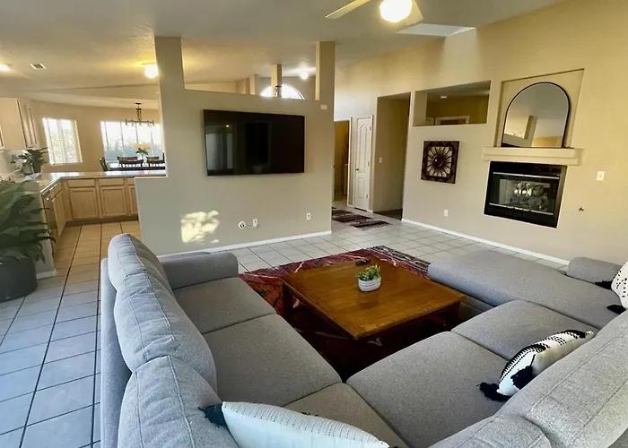 Spacious Pet-friendly Wfenced Yard & Holiday home *