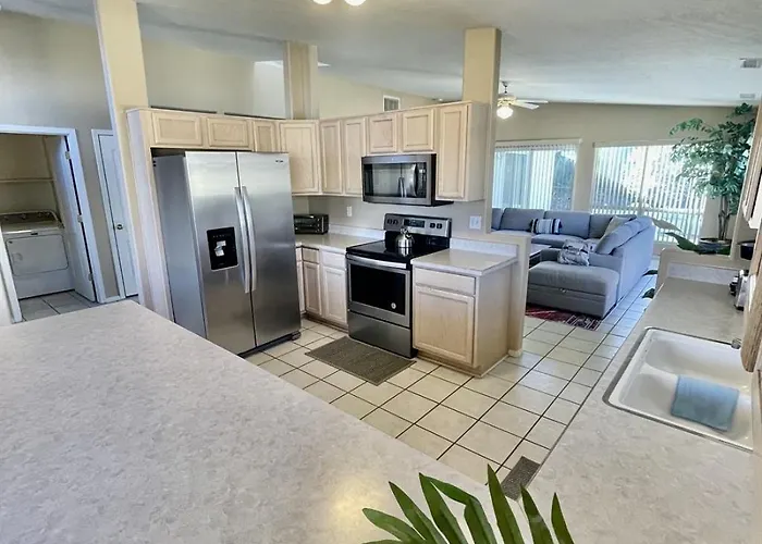 Spacious Pet-friendly Wfenced Yard & Holiday home