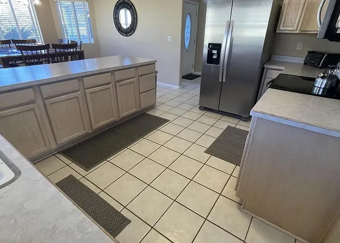 Spacious Pet-friendly Wfenced Yard & *