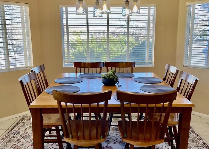 Spacious Pet-friendly Wfenced Yard & Holiday home *