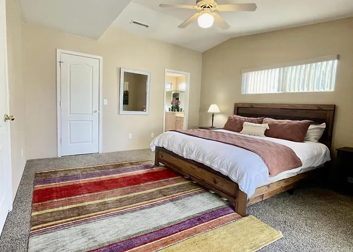 Spacious Pet-friendly Wfenced Yard &