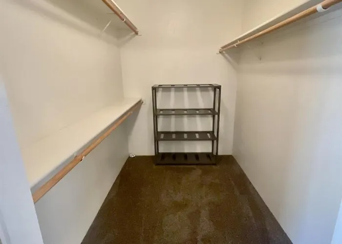 Spacious Pet-friendly Wfenced Yard & Holiday home *