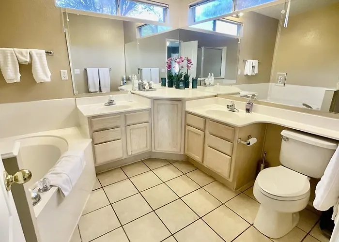 Spacious Pet-friendly Wfenced Yard & Holiday home