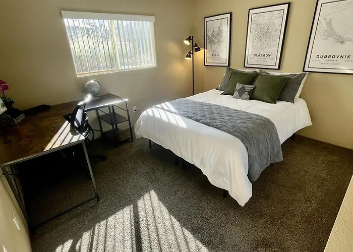 Spacious Pet-friendly Wfenced Yard & *