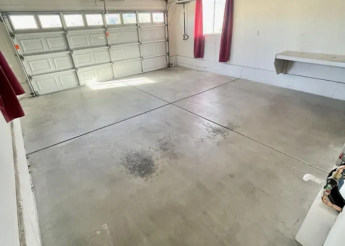 Spacious Pet-friendly Wfenced Yard & Holiday home *