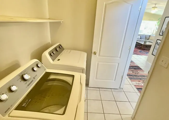 Spacious Pet-friendly Wfenced Yard & *
