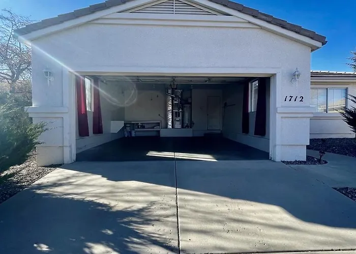 Spacious Pet-friendly Wfenced Yard & Holiday home *