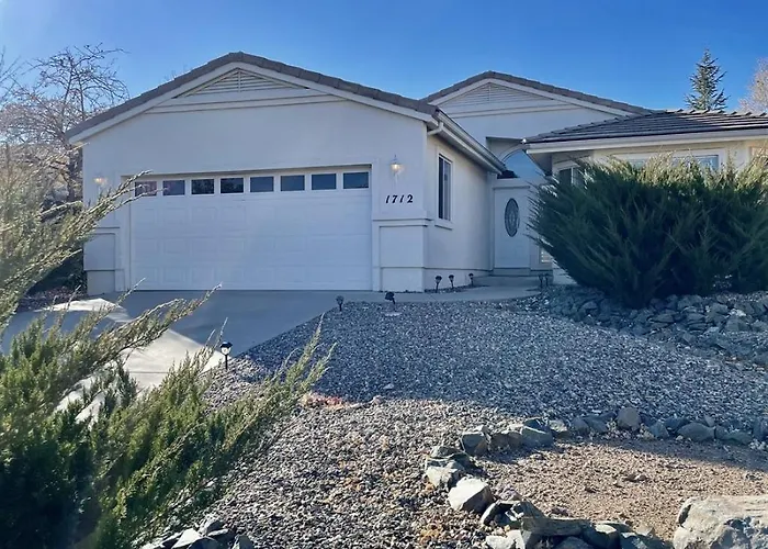 Spacious Pet-friendly Wfenced Yard & Holiday home *