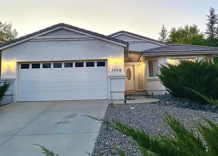 Spacious Pet-friendly Wfenced Yard & Holiday home *